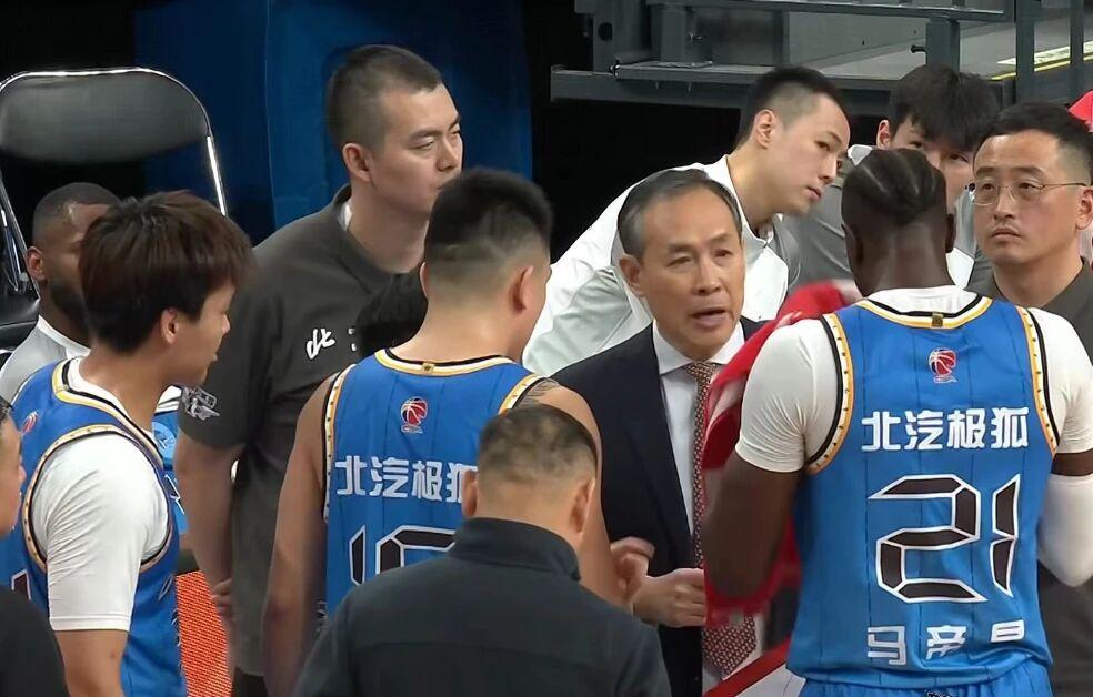 bob半岛体育官方网站-北京男篮伤病满营，杜锋重新启用张文逸，王哲林手指受伤